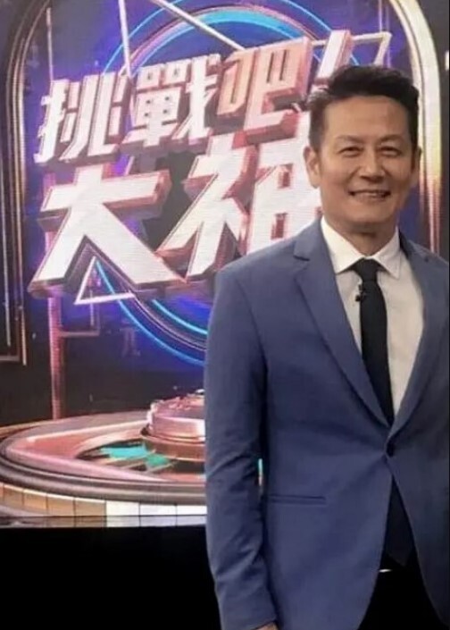 【稚嫩少女】这有点成熟的骚姿势是去哪里学来的呀？还准备了道具自扣 - AV速播